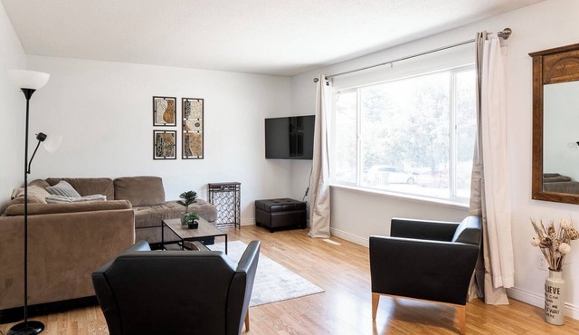 Spacious Home!Quick Drive to Downtown! Boat Parking available! in Kelowna