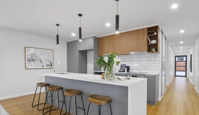 Spacious house close to Hobart CBD. Wifi & New 80 inch Sony QLED SMART TV