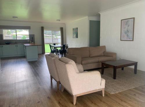 Spacious, Modern & Central in Atherton