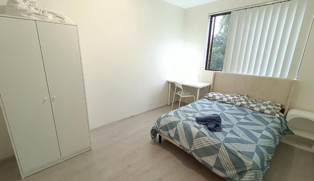 Spacious Queen Room - Easy City Access - CP9