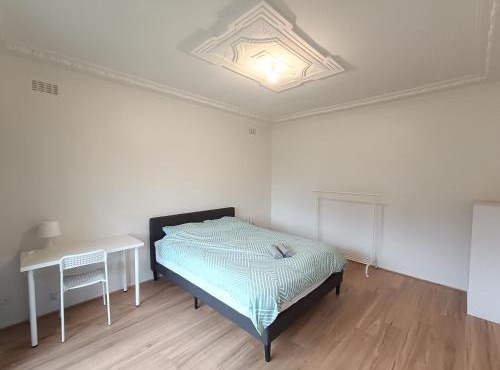 Spacious Queen Room near Train and Shops - SA2