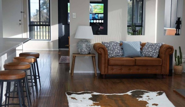 Spacious Retreat, Walk to Town