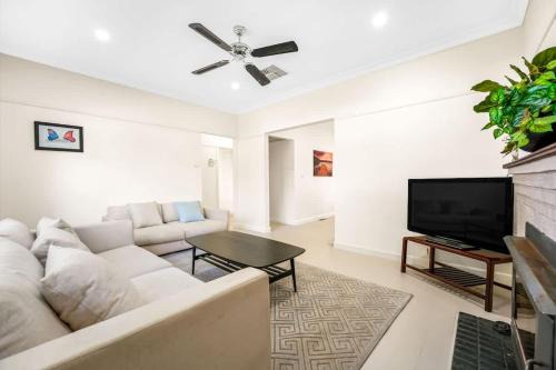 Spacious Ringwood Family Home Near Parks & Shops