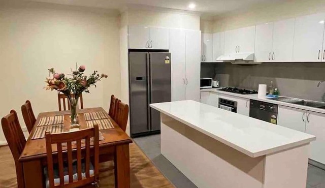 Spacious & Sunny 2BR with garage,11 min to airport