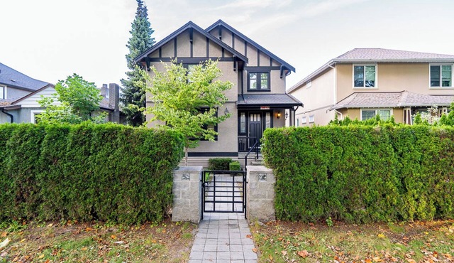 Spacious Vancouver 4BR 4.5BA Pool & Casino Setup in Vancouver