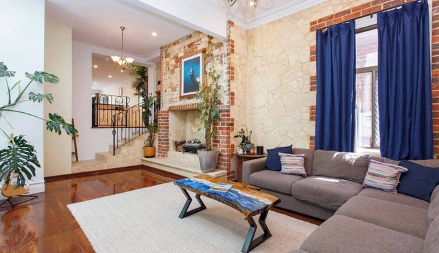 Spacious walkable home with garden courtyard