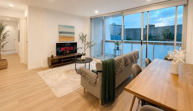 Spectacular view 2BR2BA Apt in North Mel Parking