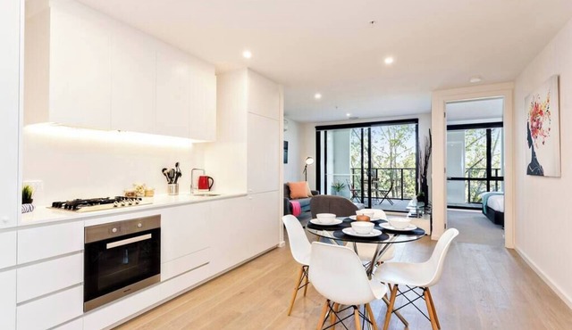 St Kilda Stunner - Rooftop Infinity Pool + Parking