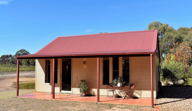 Stay amongst the vines of Sandhurst Ridge Winery. Tranquil stay close to Bendigo
