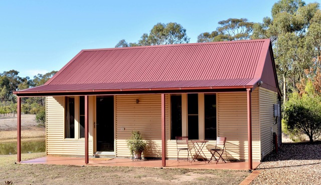 Stay amongst the vines of Sandhurst Ridge Winery. Tranquil stay close to Bendigo