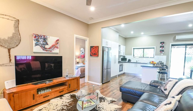 Sterling House - Spacious Deck, BBQ, Pets Allowed, Located close by to Orana Ou