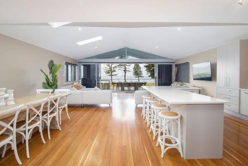 'Stockton Grande' A Sublime Beachfront Family Oasis