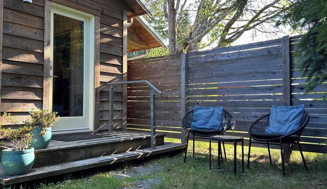 Studio Cedar Guest Cottage in Duncan