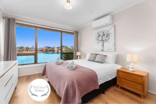 Stunning Lake View Townhouse-Dream Staycation