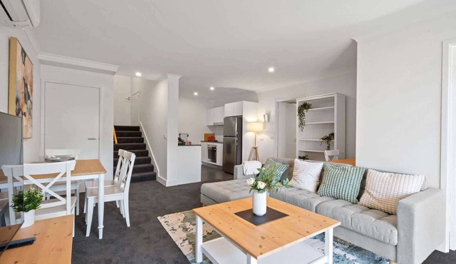 Stylish 1-Bed Apartment with Balcony & Pool Access