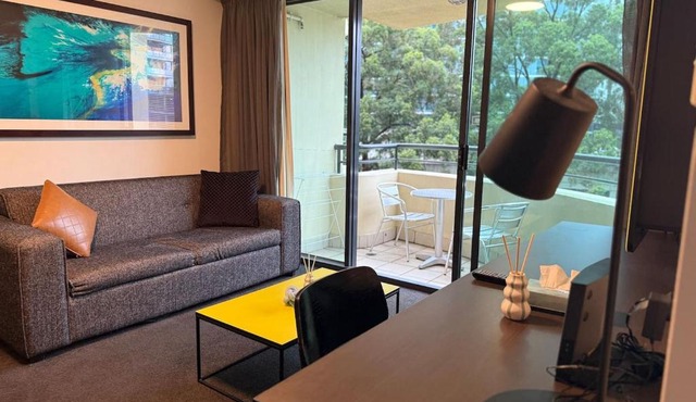 Stylish 1 Bedroom Apartment - Parramatta CBD - FREE Parking - Corporate or Leisure