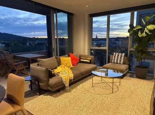 Stylish 1BR Spacious Penthouse Self Check-in, 7 min walk to parliament