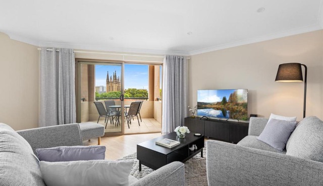 Stylish 2-Bed Camperdown Apartment with Balcony