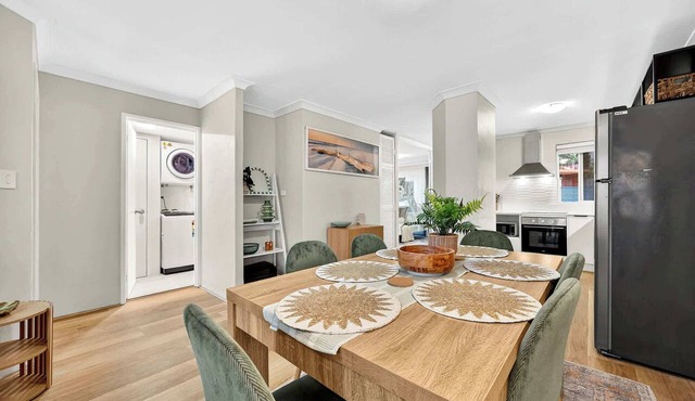 Stylish 2BR Fremantle Apartment with Pool Access