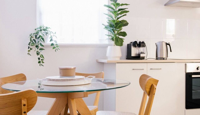 Stylish 2BR Unit Near Glenelg South Beach & Cafés