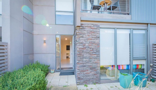 Stylish 3 Bedroom Townhouse - Free Parking