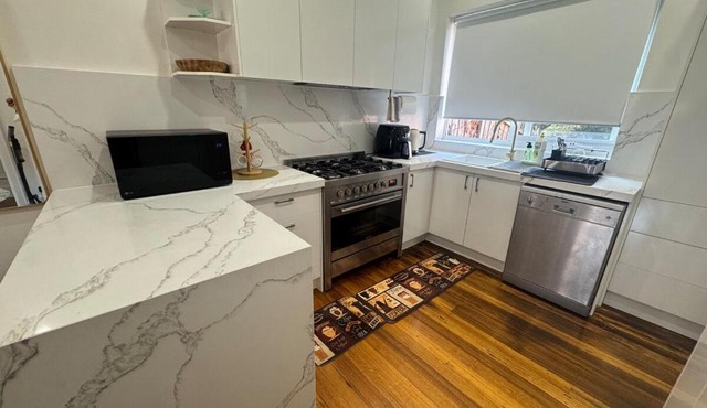 Stylish and Conveniently Located 3 bedroom house retreat in Surrey Hills Melbourne