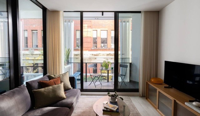 Stylish Collingwood Apartment with Balcony