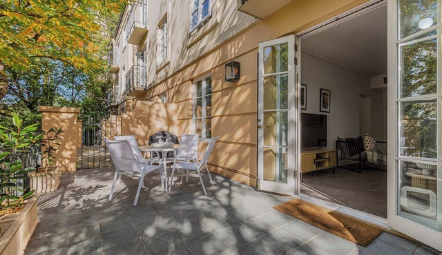 Stylish East Melbourne Retreat | Walk to CBD, MCG & Hospitals