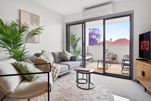 Stylish Retreat Balcony Parking City Access