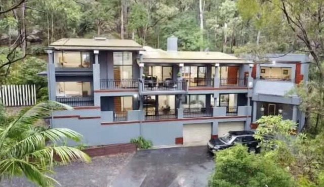 Stylish Saratoga Holiday House with Garden & BBQ