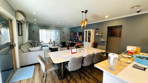 Stylish Small Ocean Homestay Near Deer Park Train Station