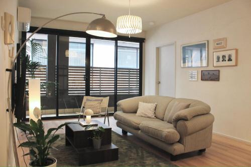 Stylish & Spacious 2BR Apt, Queen Vic Market & CBD