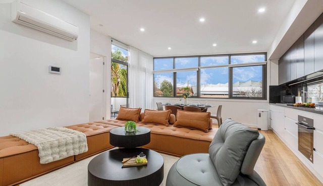 Stylish Williamstown 3BR | Beach, CBD & Museum
