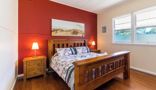 Summer Bay Cottage Hat Head linen included. Minimum 3 night stay.