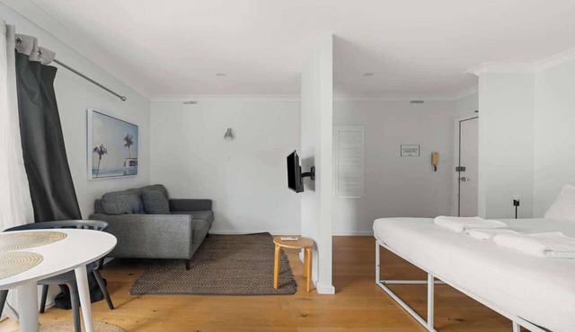 Sun Drenched 1 BDR Studio Apt in Newtown