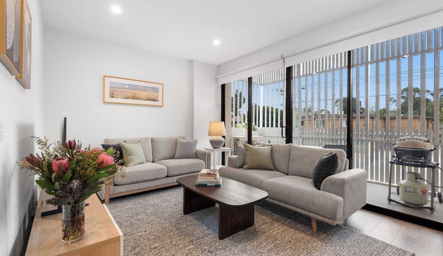 Sun-Filled 2-Bed, 2-Bath Home, Caulfield Park — Sleeps 4, Balcony, Parking