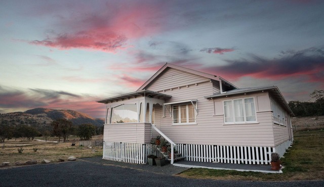 Sunday at Mirumiru Farmhouse, Tenterfield - Spectacular Views, Near Bike Trails