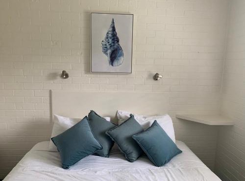 Sunny, 2-bedroom apartment with pool, 200m from Caseys beach