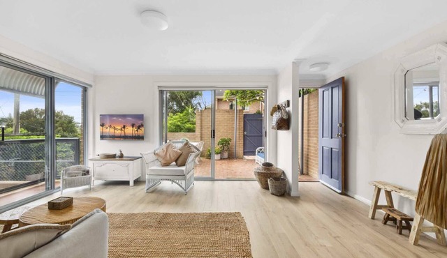 Sunny Avoca Beach Townhouse | 3BR BBQ Courtyard
