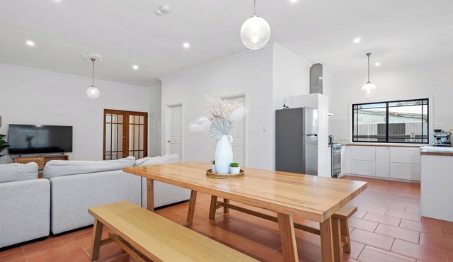 Super House, Super Host