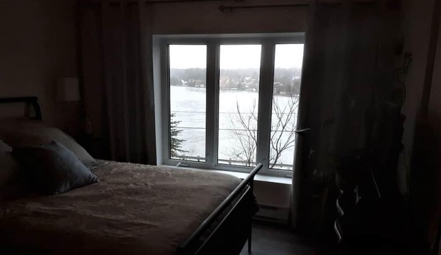 Superbe studio au bord de l'eau. Vue panoramique! 50% sur location au mois! in Mont-Bellevue