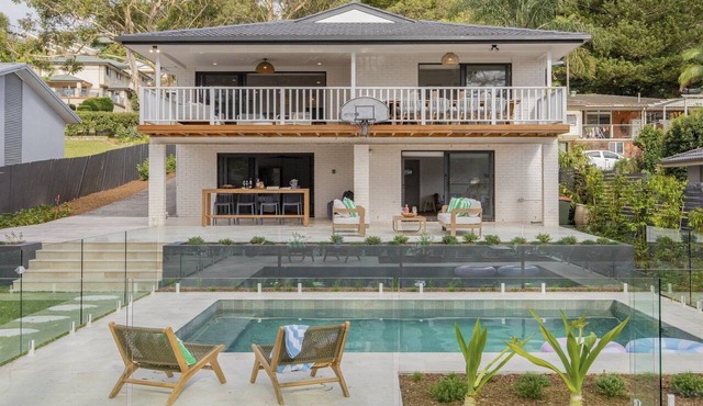 SURF LODGE| lakefront, pool| Accom Holidays