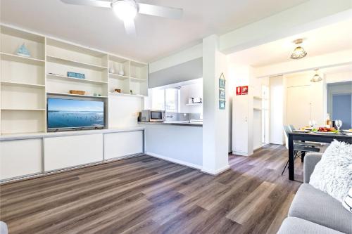 Surfair 2 24 Marine Dr 240 metres to the water Wi Fi