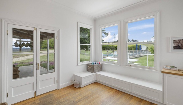 Tabletop Farm: 4 BR, 2 BA House in Tolmie, Sleeps 11