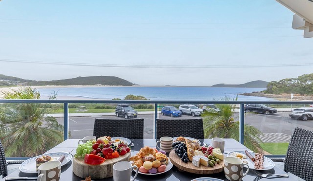 Tah Villa 1, 68 Marine Dr - stunning views, linen and air con