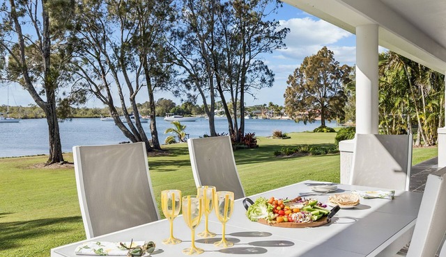 Taroona - Majestic Waterfront Holiday Yamba