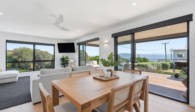 'The Bay Escape' Opossum Bay a beach side suburb 40 mins to city