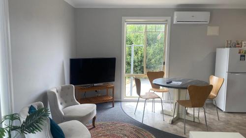The Beaches on Lakes Cottage - Cosy Coastal Escape