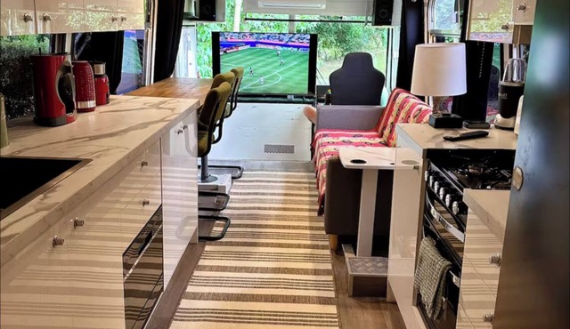 The Bello BigRig - Luxury Riverfront Bus Conversion, close to town, pet friendly