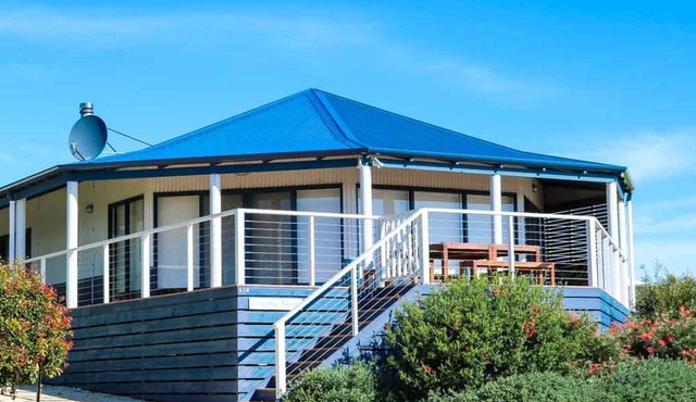 The Blue House - spacious coastal getaway